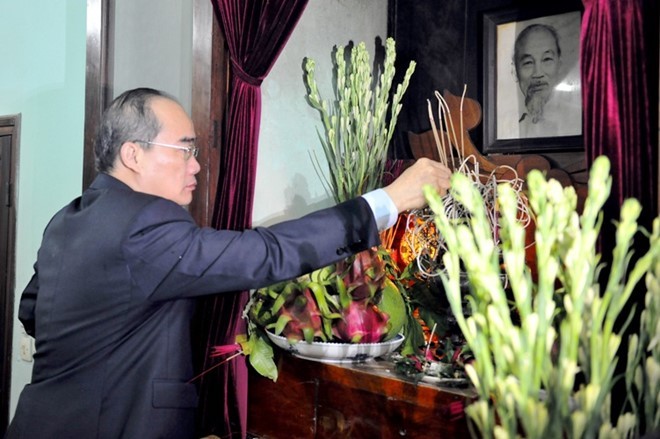 Party leader burns incense in memory of President Ho Chi Minh - ảnh 2
